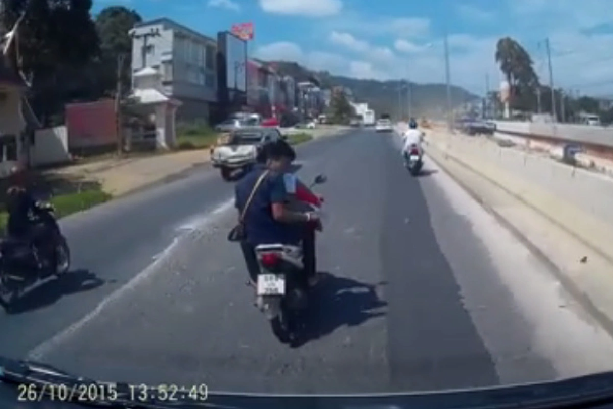 แชร์สนั่นโจ๋สุดกร่าง!ชักปืนขู่บนถนนภูเก็ต