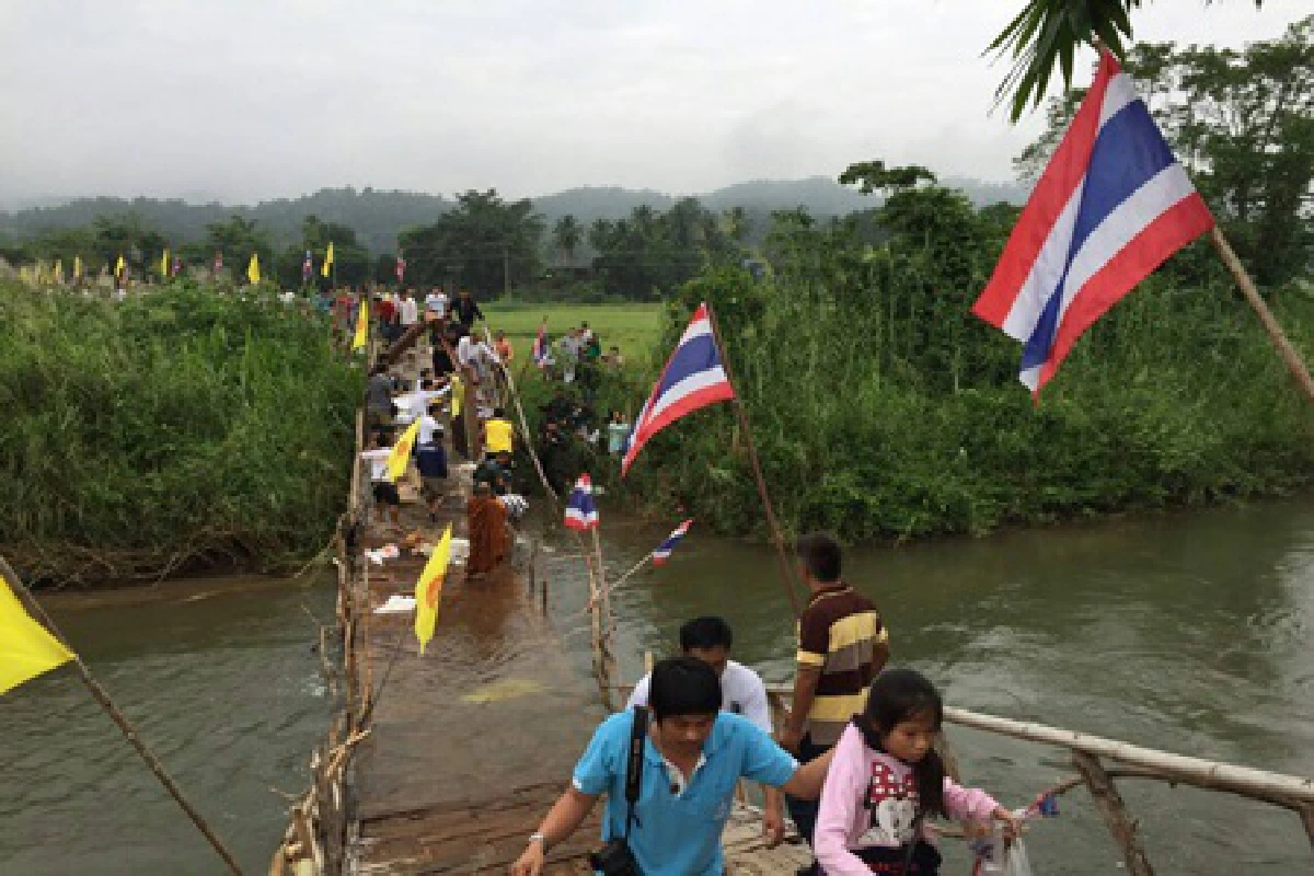 ระทึก!สะพานไม้ไผ่ซูตองเป้ถล่มขณะตักบาตรเทโวเจ็บ 6