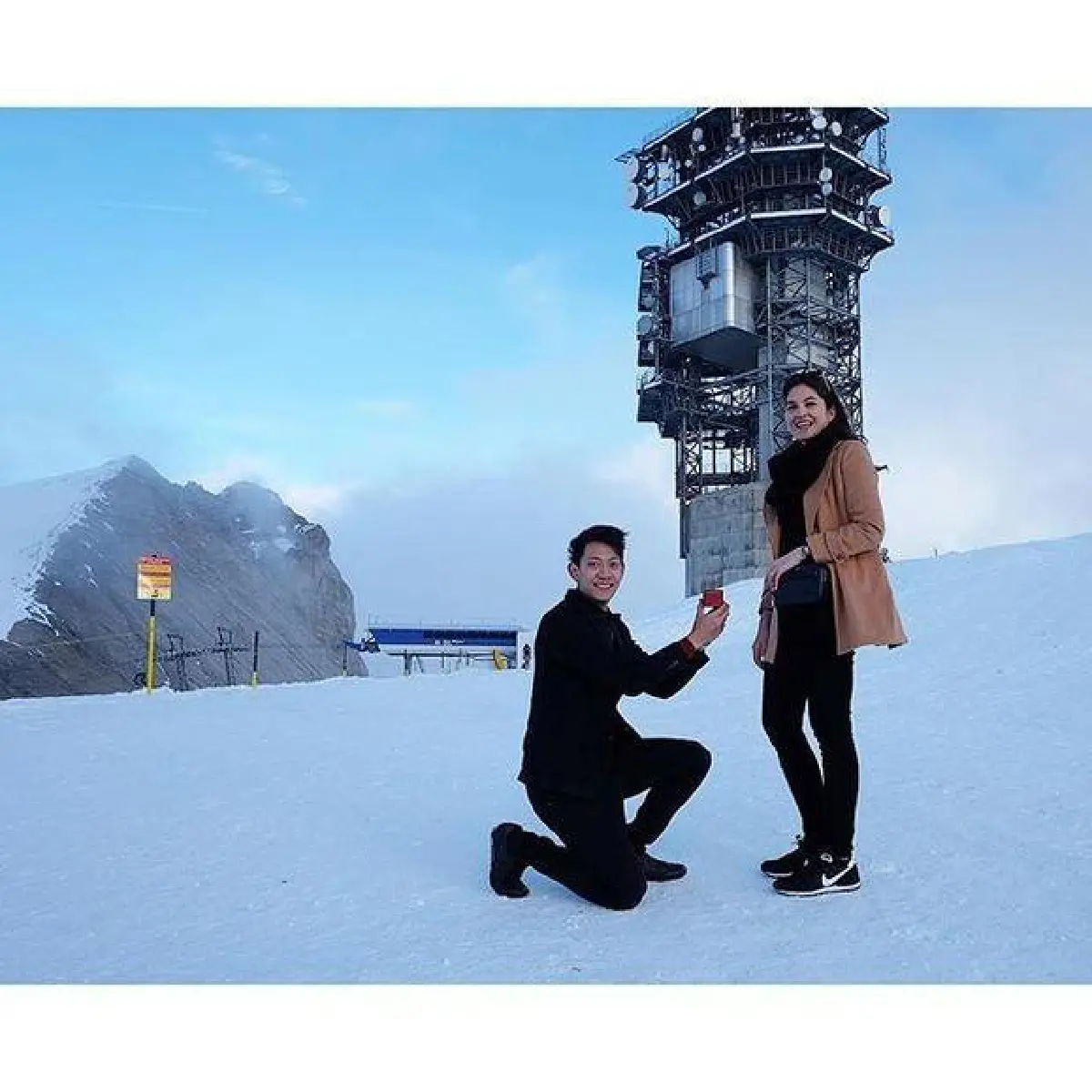 แตงโม พงษ์พิสุทธิ์ คุกเข่าขอแฟนสาวแต่งงานกลางหิมะ!