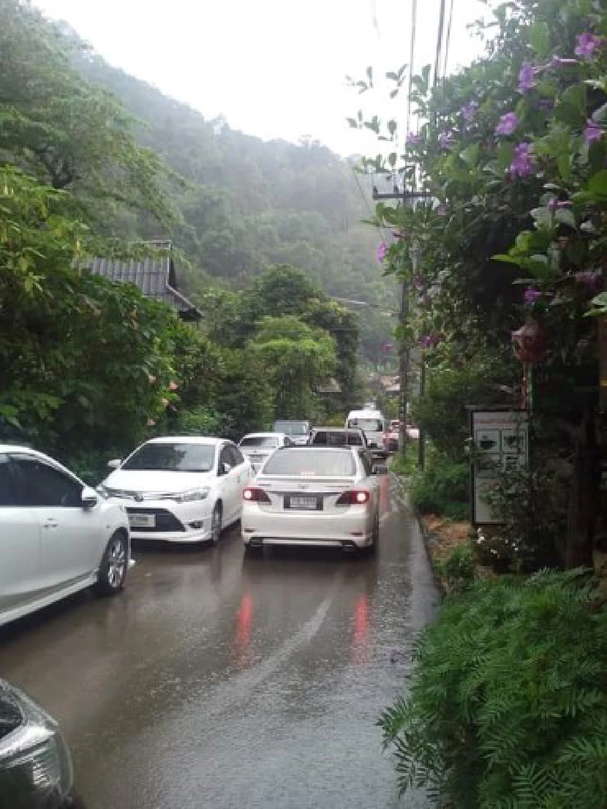 รถติด...วิกฤตท้าทายที่ "หมู่บ้านแม่กำปอง"