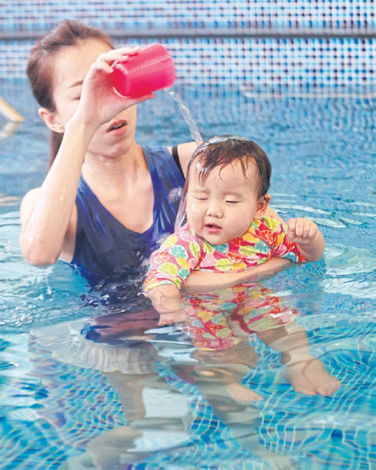 ลิตเติ้ล เวล สอนลูกน้อยให้ว่ายน้ำ