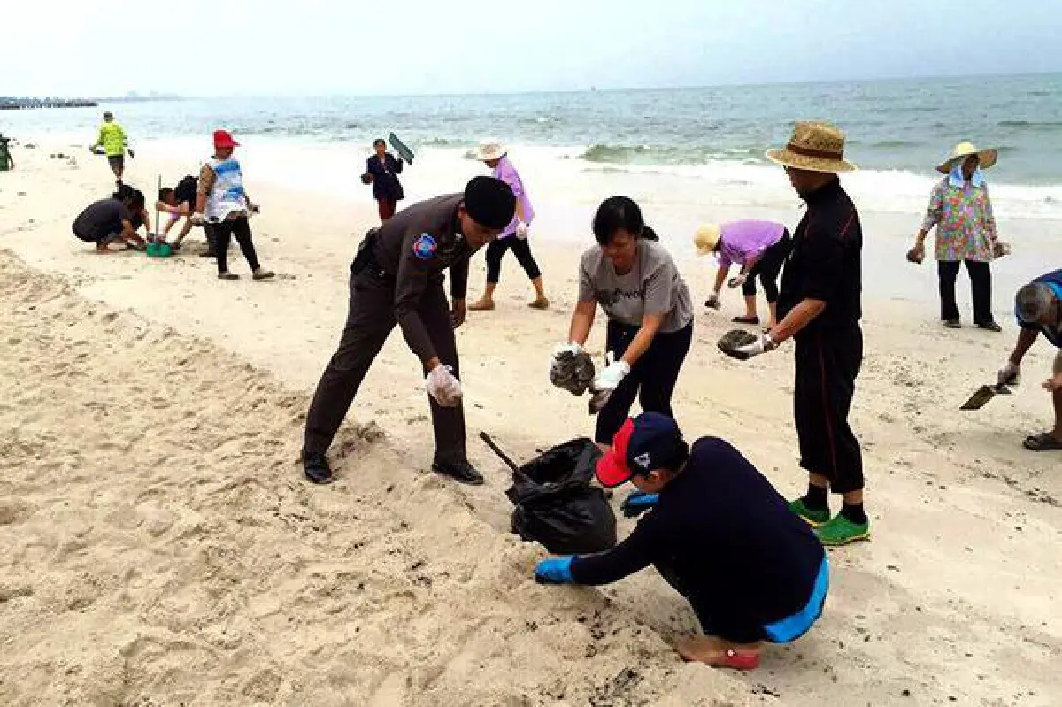 (UPDATE #4) Hua Hin oil slick: From oil tanker? Fishing boats? Still not sure.