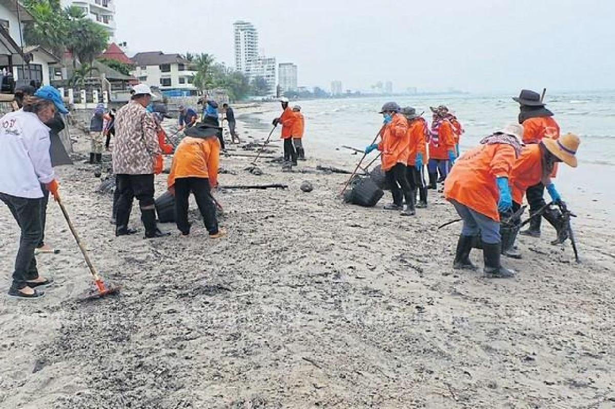 (UPDATE #4) Hua Hin oil slick: From oil tanker? Fishing boats? Still not sure.