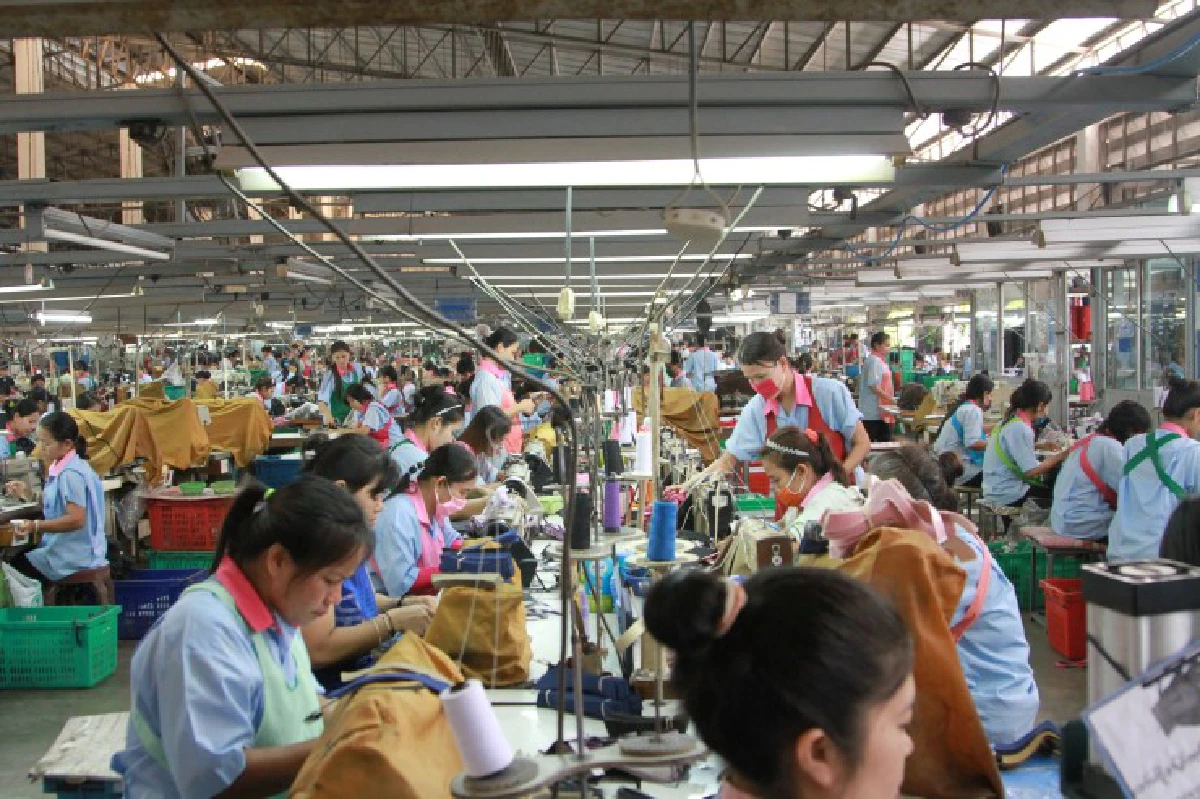 จากเด็กขายรองเท้า สู่เจ้าของแบรนด์พันล้าน