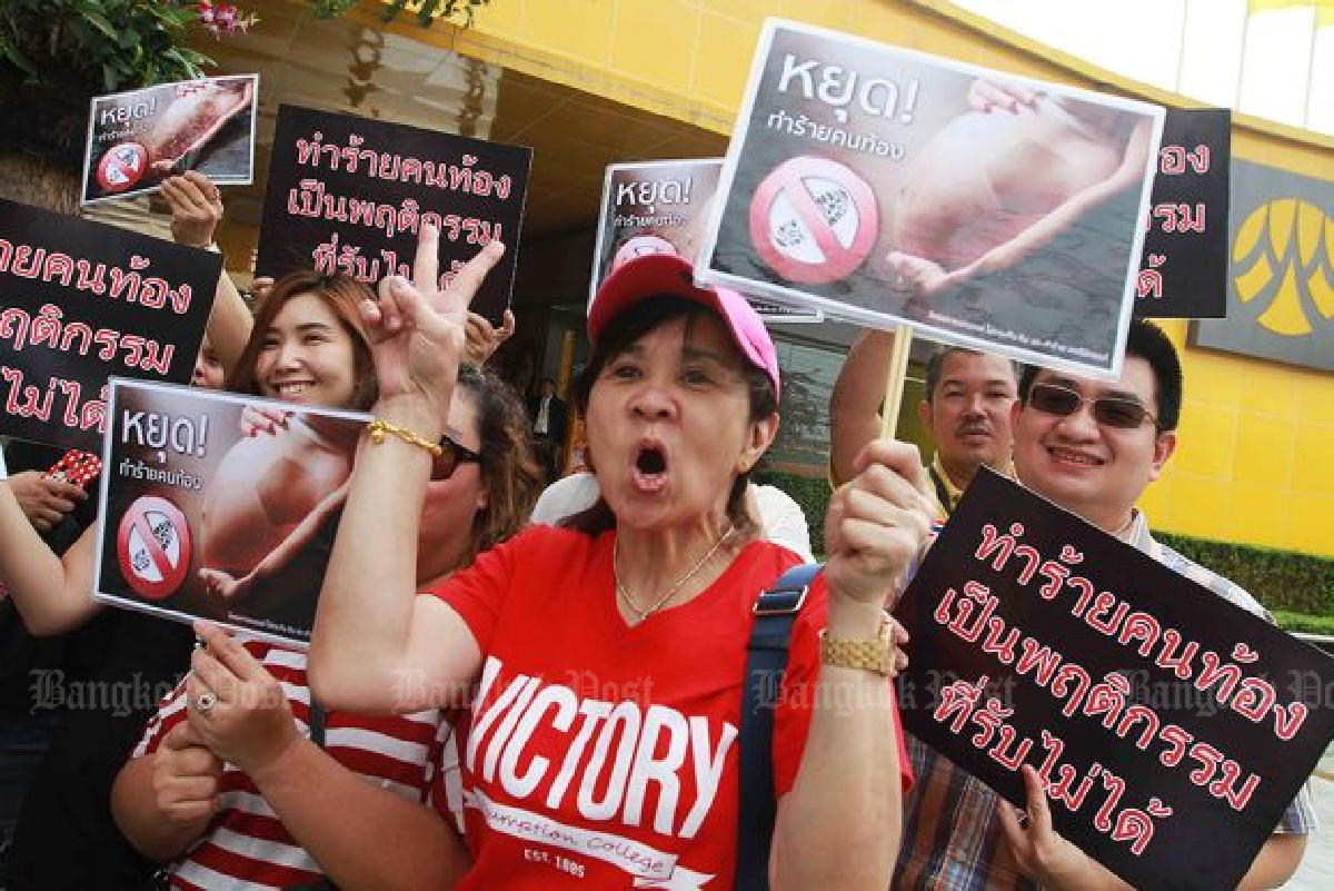 Husband caught kicking wife by citizen journalist (graphic)