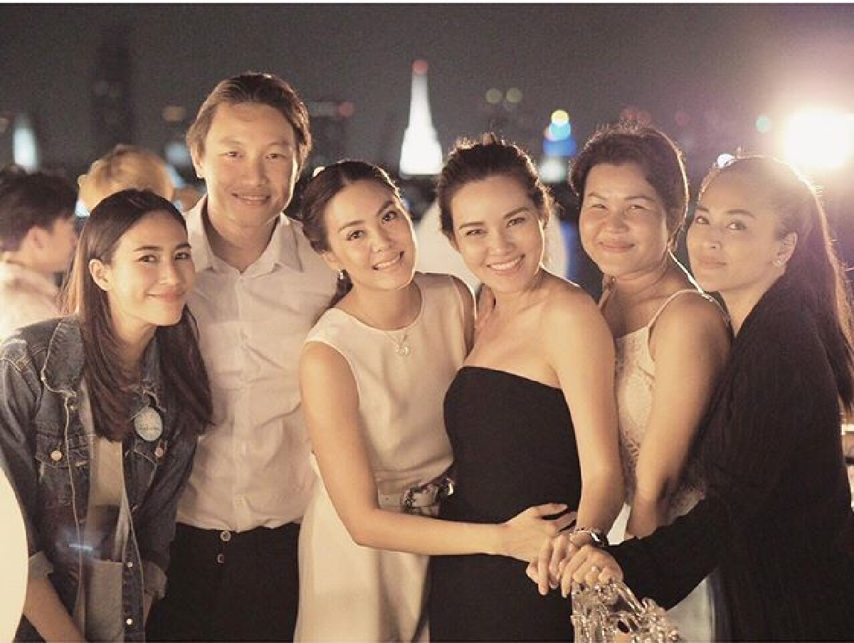 โมเม้นท์หวาน! เจนี่ ฉลองวันเกิด กึ้ง โอบกอดชมพลุสุดโรแมนติก
