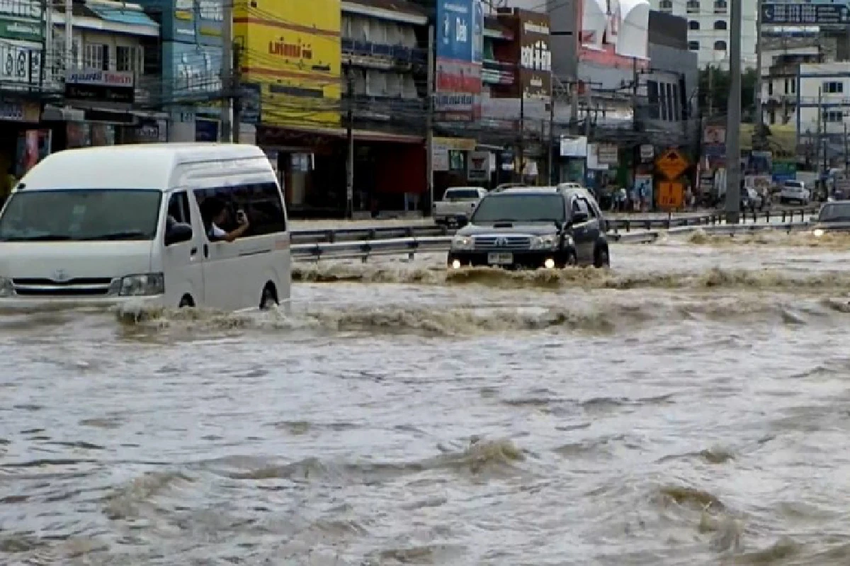 พัทยาท่วมฉับพลันหลังเจอฝนถล่มไม่ถึงครึ่งชั่วโมง