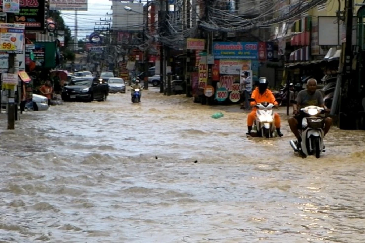 พัทยาท่วมฉับพลันหลังเจอฝนถล่มไม่ถึงครึ่งชั่วโมง