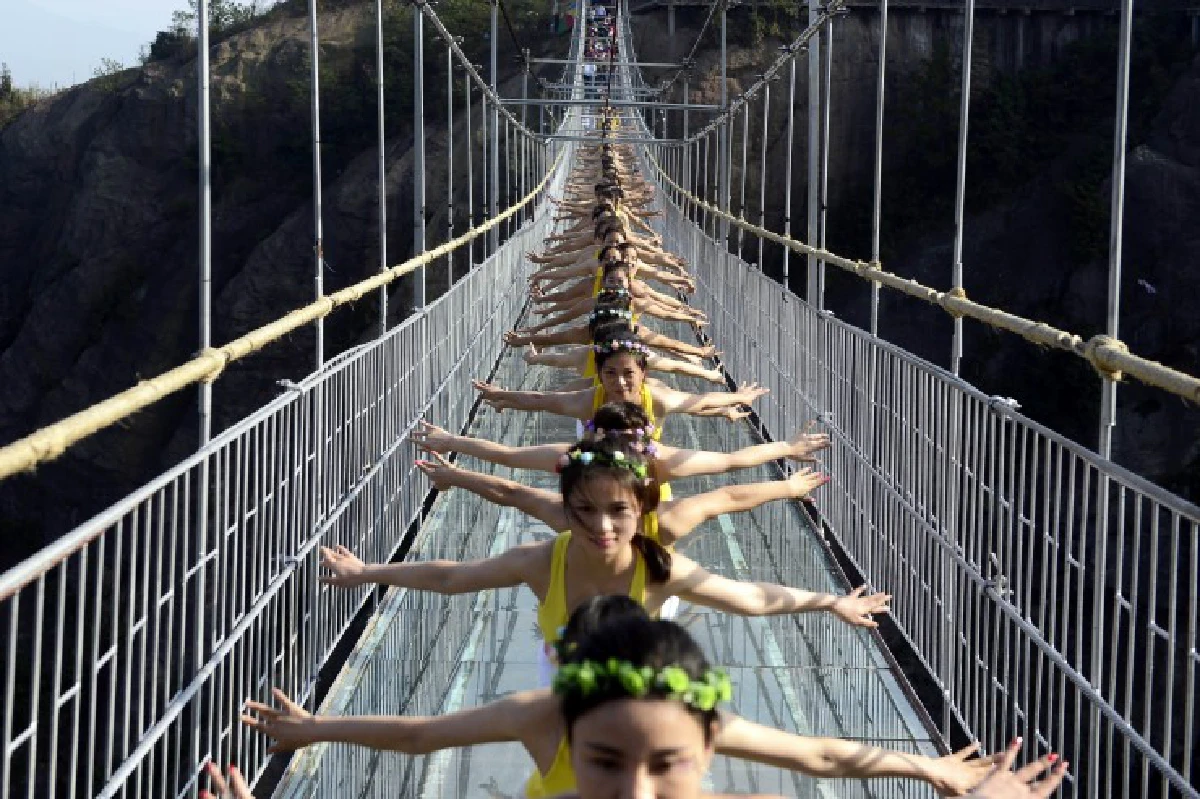 จีนจัดโยคะท้าความสูงกลางสะพานกระจกบนยอดเขา