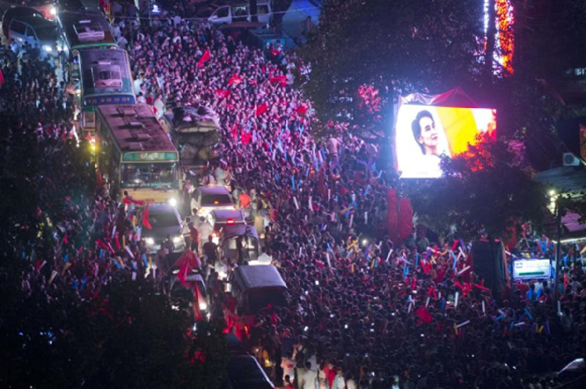 Myanmar army chief agrees to talks as Suu Kyi's party nears majority (Updated Thursday)