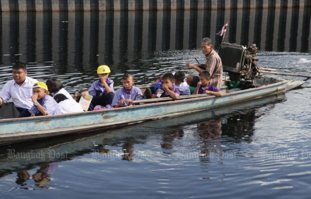 Bangkok canal cleanup begins