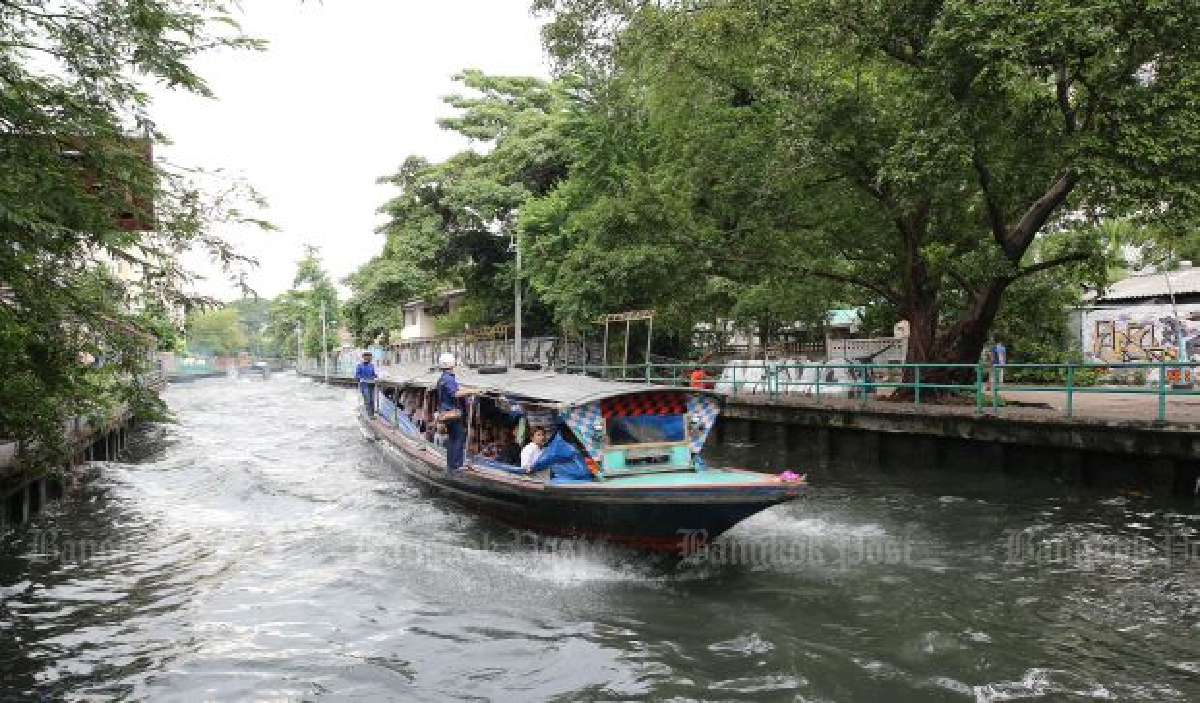 Bangkok canal cleanup begins