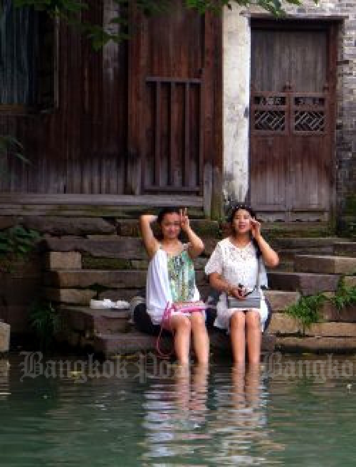 Bangkok canal cleanup begins