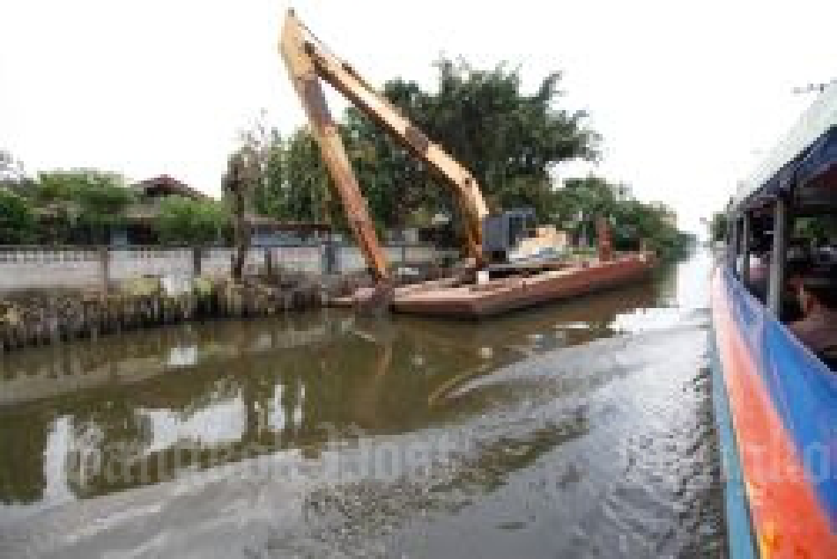 Bangkok canal cleanup begins