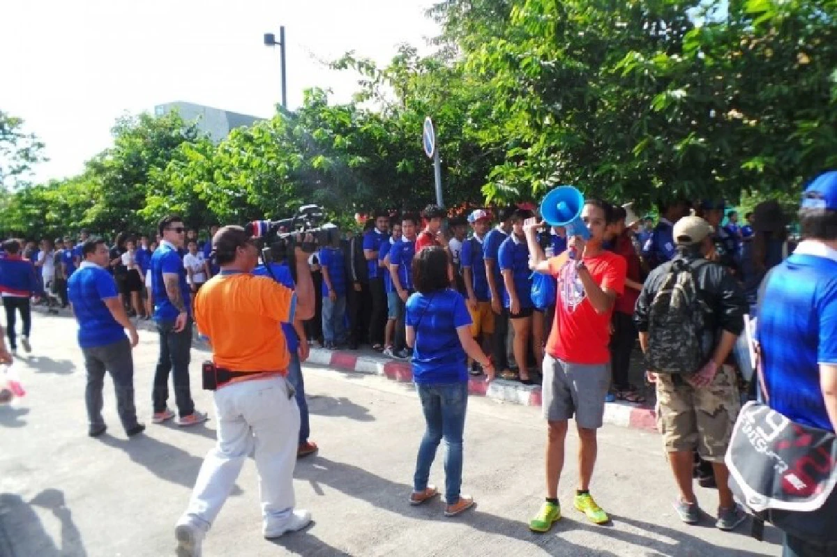 แฟนบอลเต็มความจุสนามเชียร์ช้างศึก ตร.ลุยจับตั๋วเกินราคา