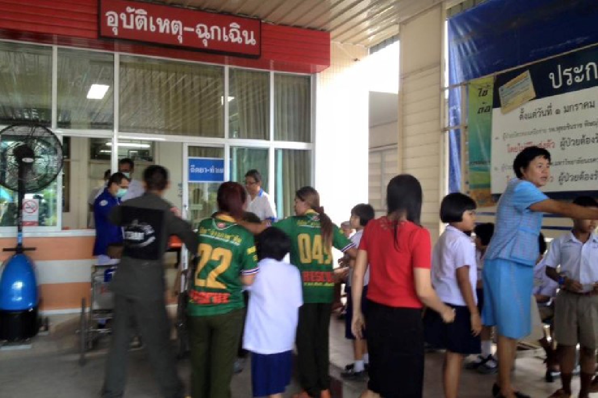 หามนร.18คนส่งรพ.สูดดมของเล่นเป็นพิษ หามนร.18คนส่งรพ.สูดดมของเล่นเป็นพิษ