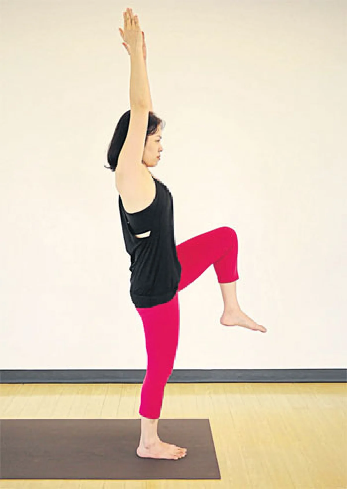 ท่า ยืนขาไขว้ยืดด้านข้าง