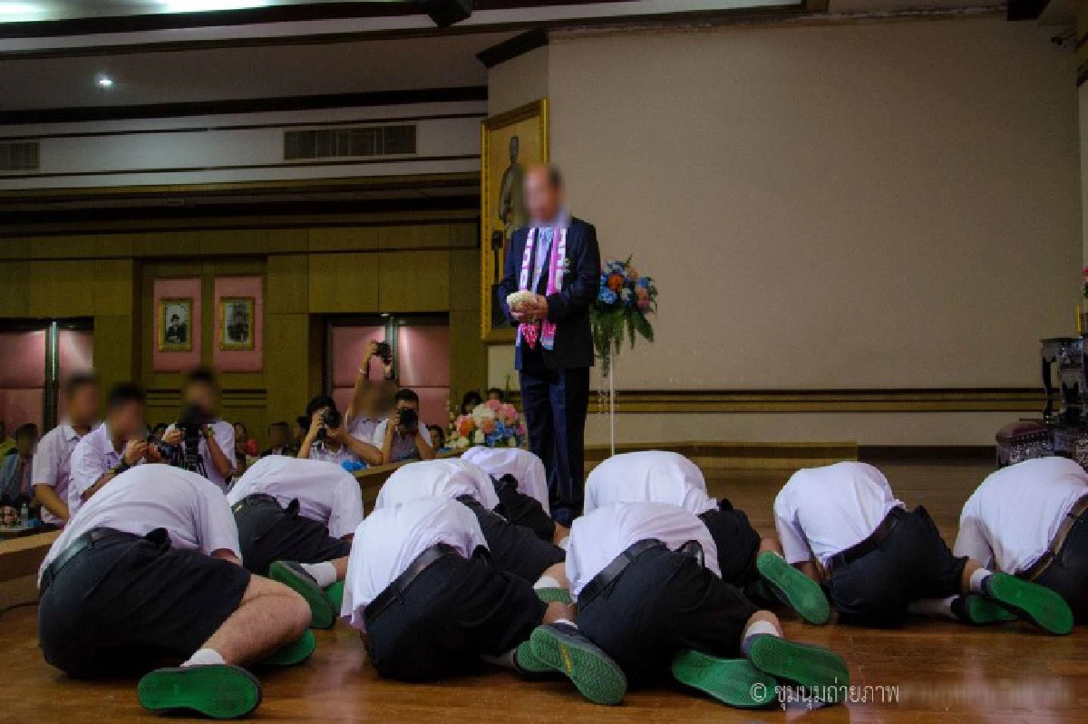 วิจารณ์สนั่น! พิธีต้อนรับผอ.ใหม่โรงเรียนดัง ทำไมต้องกราบเท้า