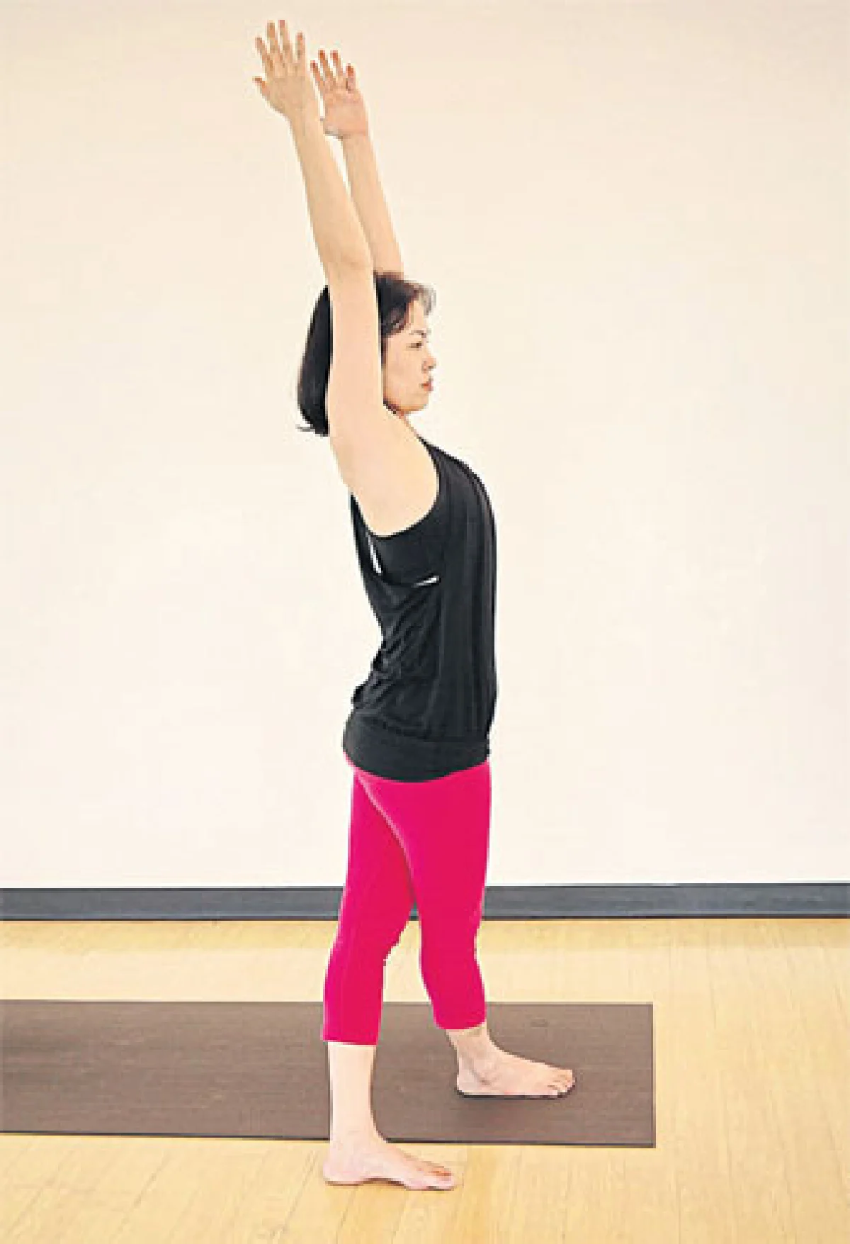 ท่า ยืนขาไขว้ยืดด้านข้าง