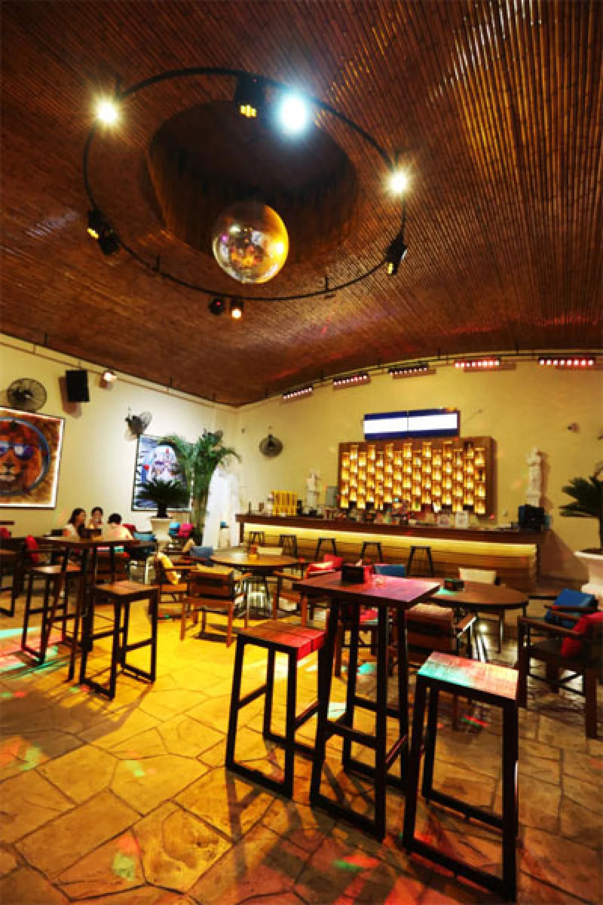 ชิลชายทะเลกลางกรุง ซูเปอร์โฟลว์ ซิตี้ บีช คลับ