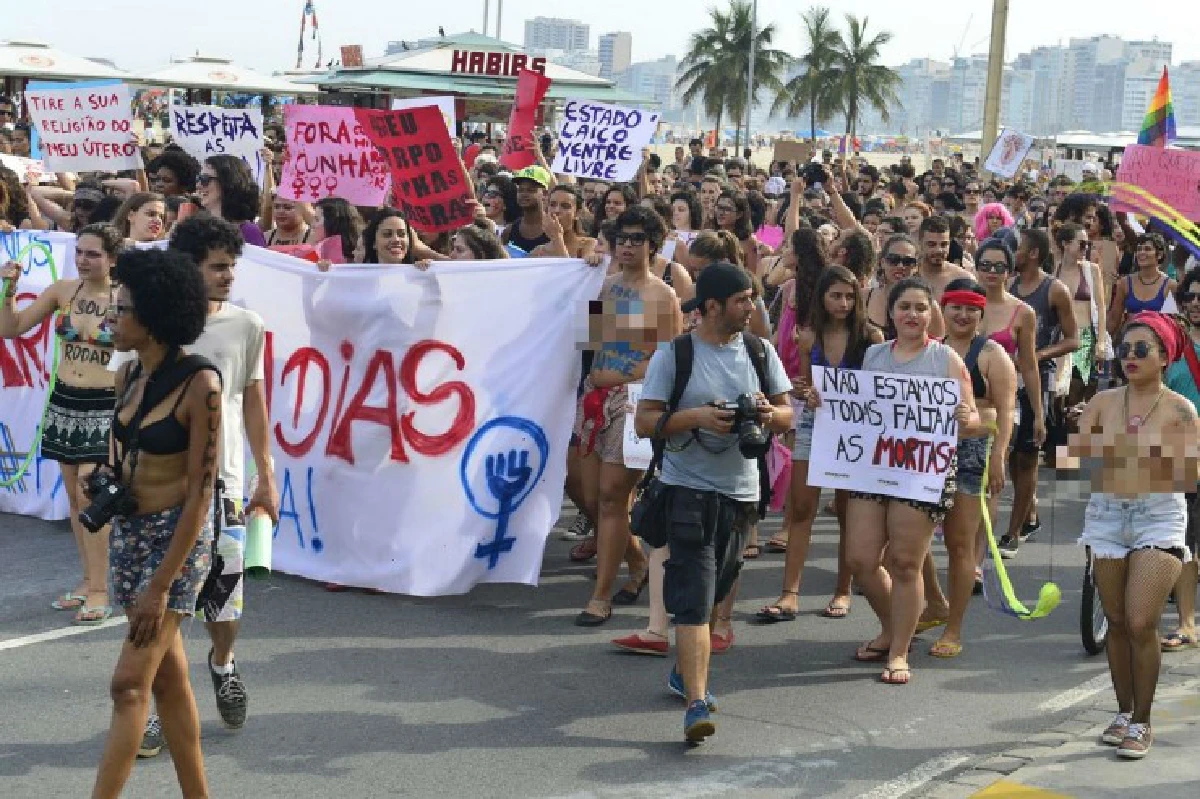 หญิงบราซิลนับร้อยร่วมเดินขบวนเปลือยอก ต่อต้านการข่มขืน