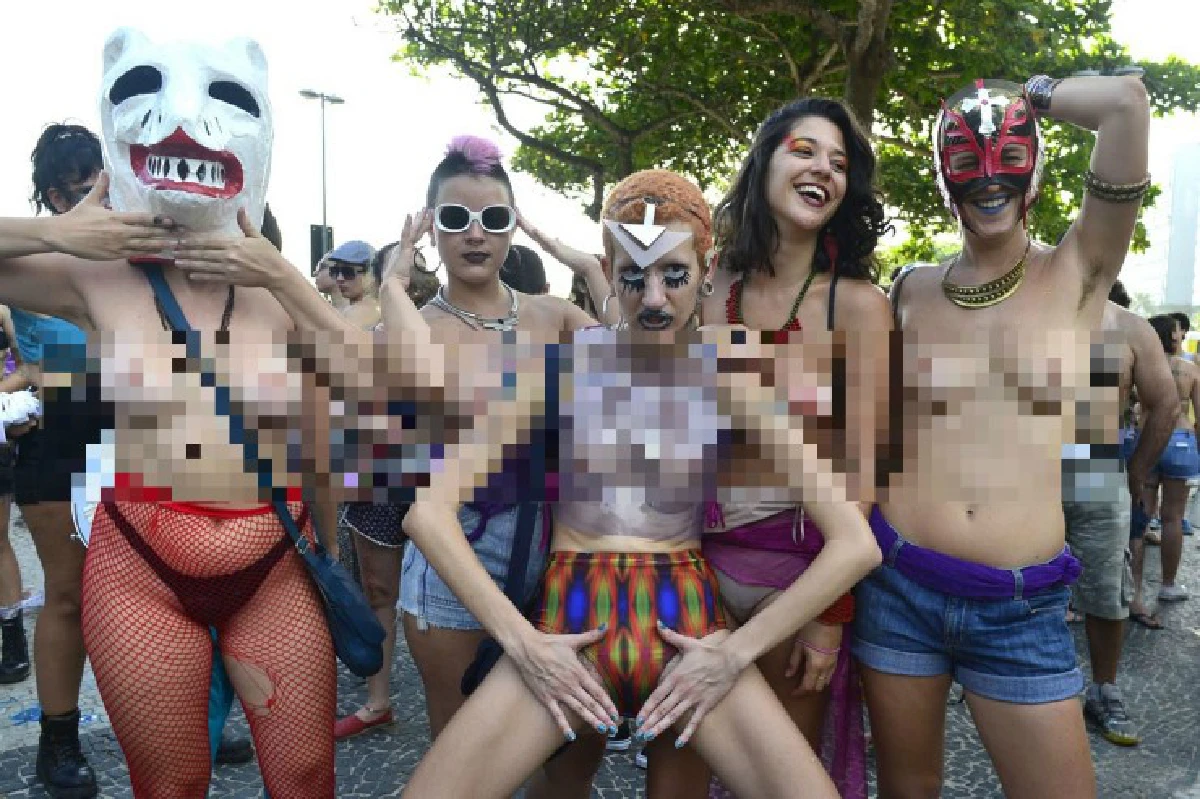 หญิงบราซิลนับร้อยร่วมเดินขบวนเปลือยอก ต่อต้านการข่มขืน