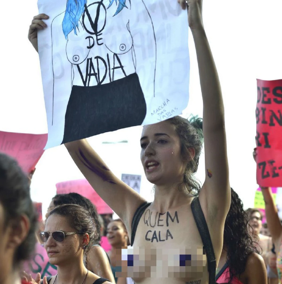 หญิงบราซิลนับร้อยร่วมเดินขบวนเปลือยอก ต่อต้านการข่มขืน