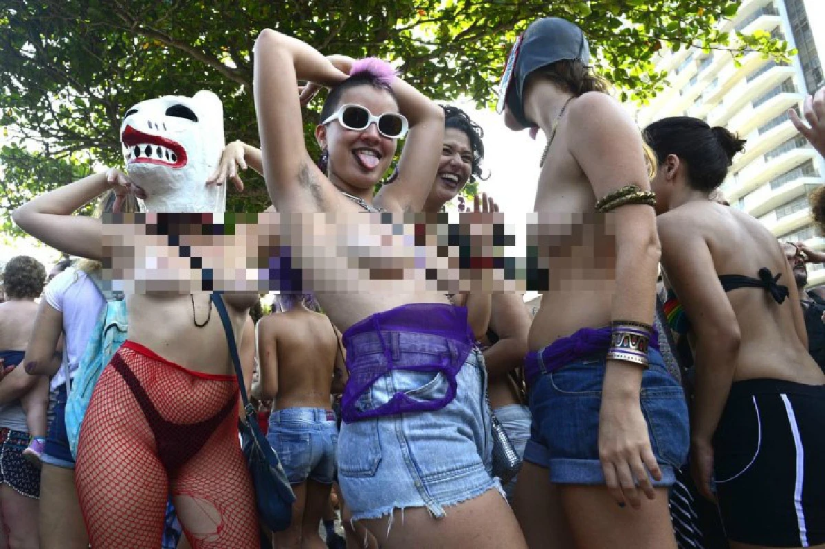 หญิงบราซิลนับร้อยร่วมเดินขบวนเปลือยอก ต่อต้านการข่มขืน