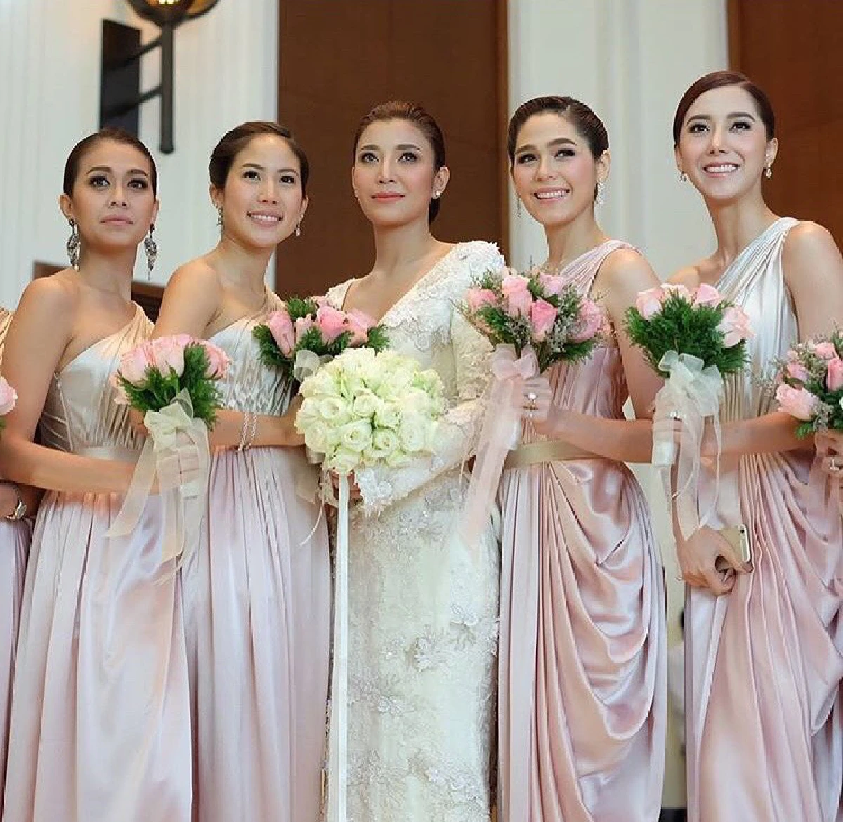 สวยเจิดทั้งงาน! แก๊งเพื่อนเจ้าสาวงานแต่ง เอมมี่-ไฮโซเจมส์