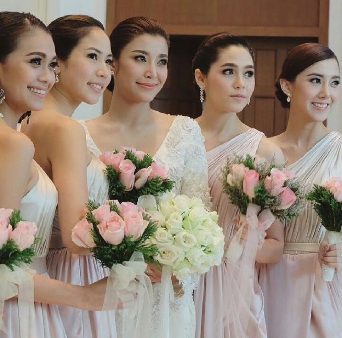 สวยเจิดทั้งงาน! แก๊งเพื่อนเจ้าสาวงานแต่ง เอมมี่-ไฮโซเจมส์