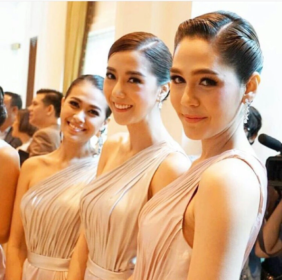 สวยเจิดทั้งงาน! แก๊งเพื่อนเจ้าสาวงานแต่ง เอมมี่-ไฮโซเจมส์