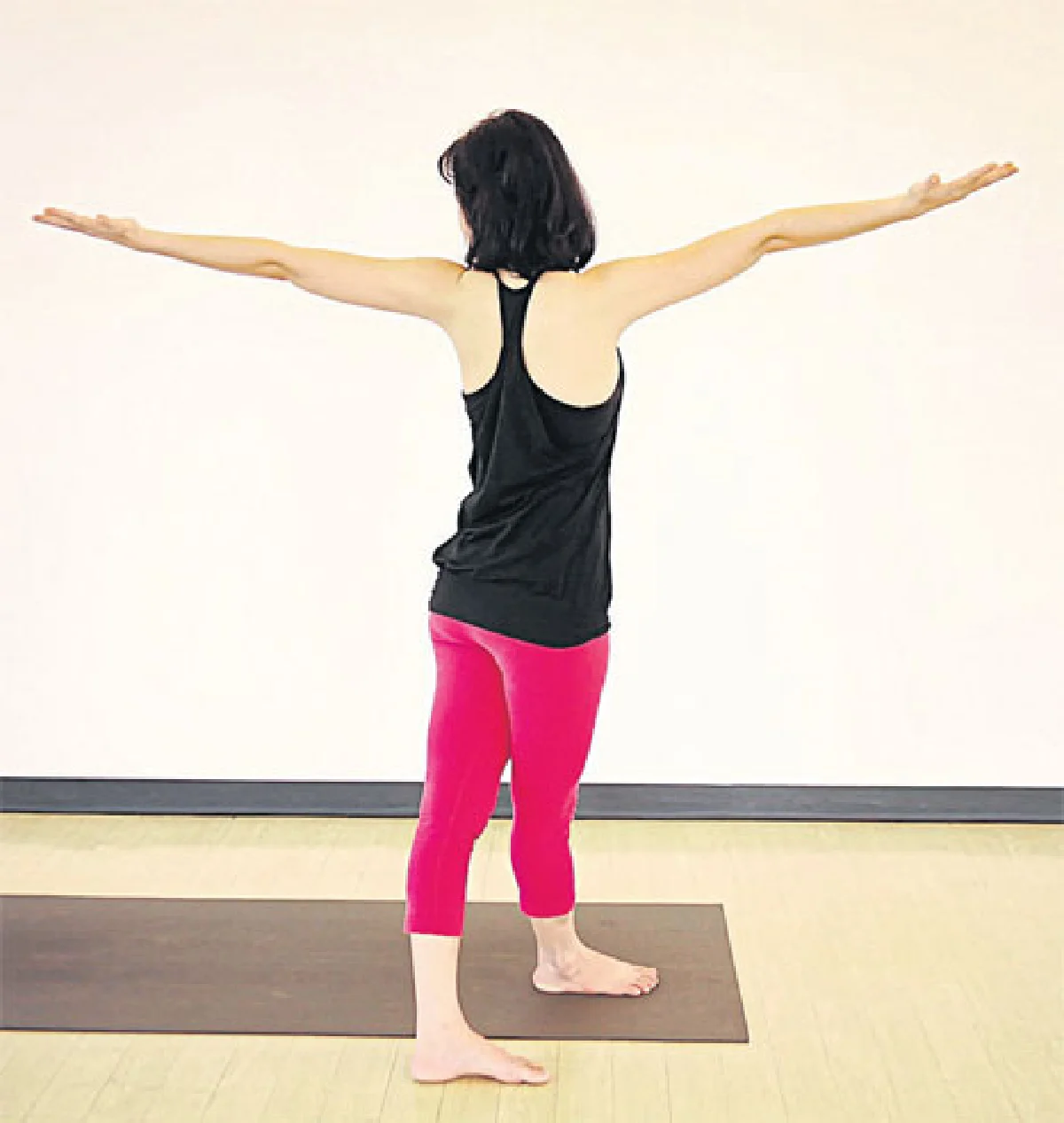 ท่า ยืนขาไขว้ ยืดด้านข้าง (ต่อ)