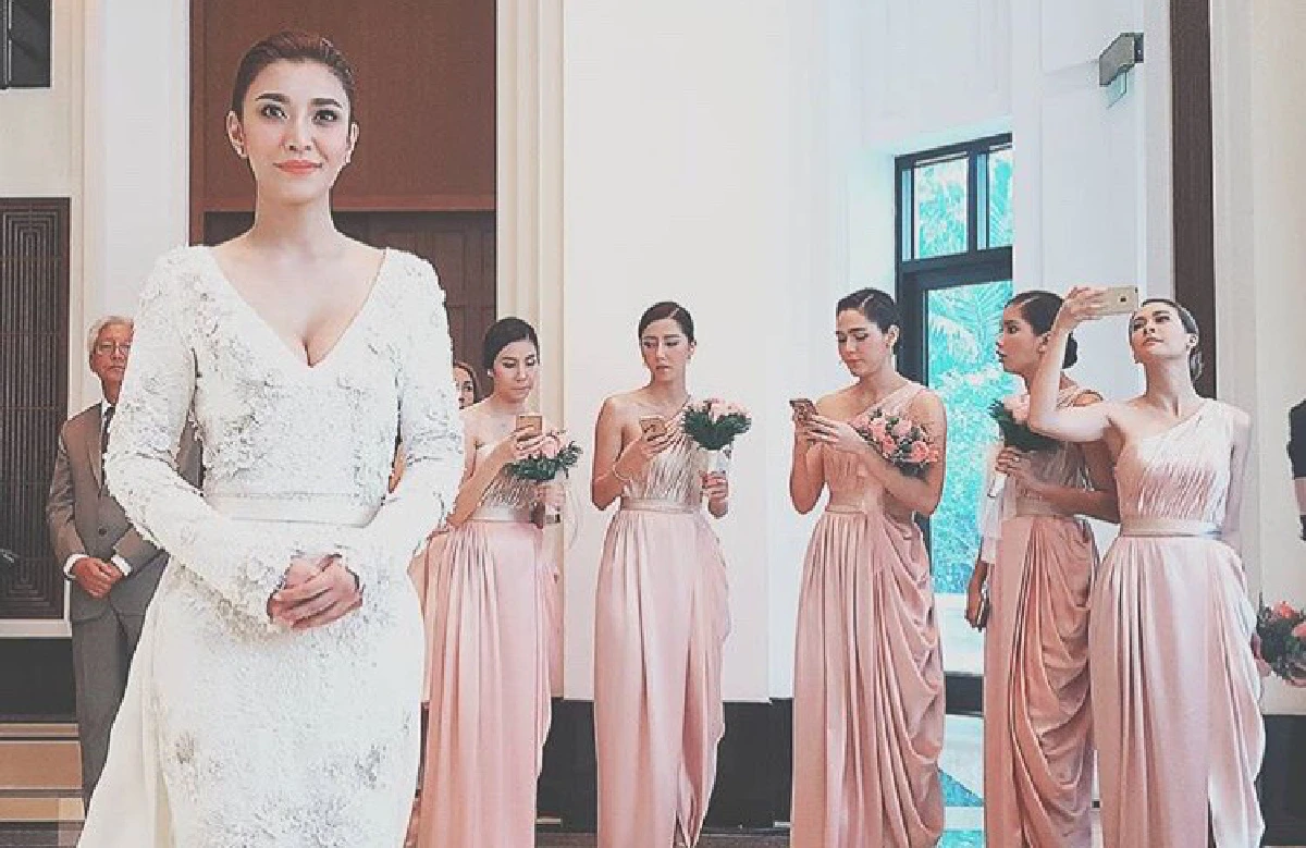 สวยเจิดทั้งงาน! แก๊งเพื่อนเจ้าสาวงานแต่ง เอมมี่-ไฮโซเจมส์