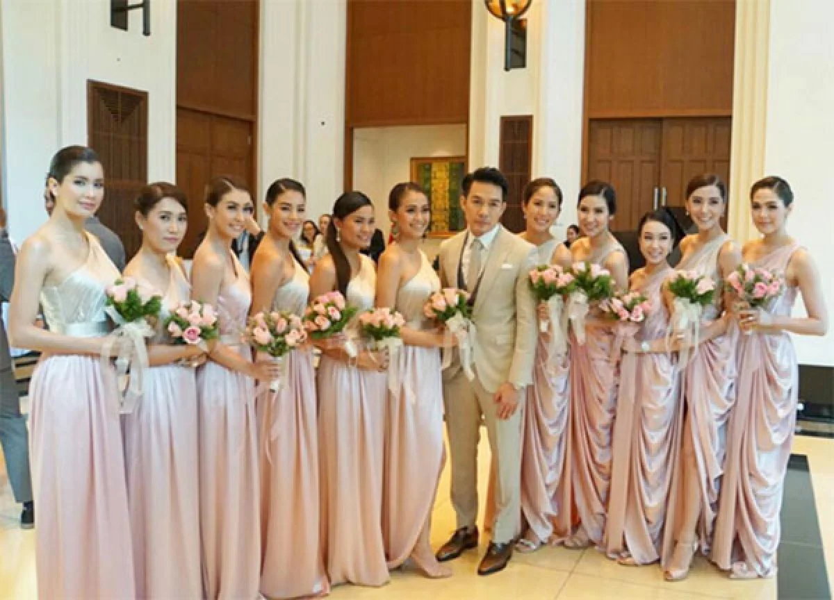 สวยเจิดทั้งงาน! แก๊งเพื่อนเจ้าสาวงานแต่ง เอมมี่-ไฮโซเจมส์