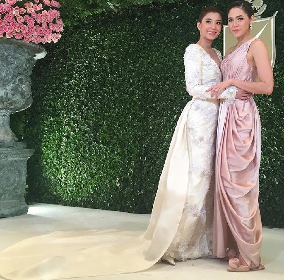 สวยเจิดทั้งงาน! แก๊งเพื่อนเจ้าสาวงานแต่ง เอมมี่-ไฮโซเจมส์