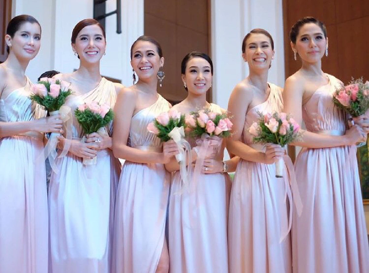 สวยเจิดทั้งงาน! แก๊งเพื่อนเจ้าสาวงานแต่ง เอมมี่-ไฮโซเจมส์