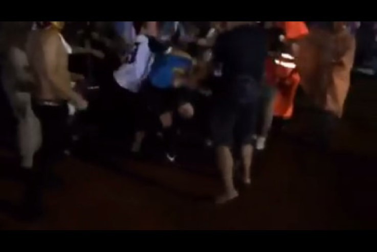 ชุลมุน!แฟนบอลสตูลยูไนเต็ดไล่ทำร้ายเชิ้ตดำ(มีคลิป) ชุลมุน!แฟนบอลสตูลยูไนเต็ดไล่ทำร้ายเชิ้ตดำ(มีคลิป)