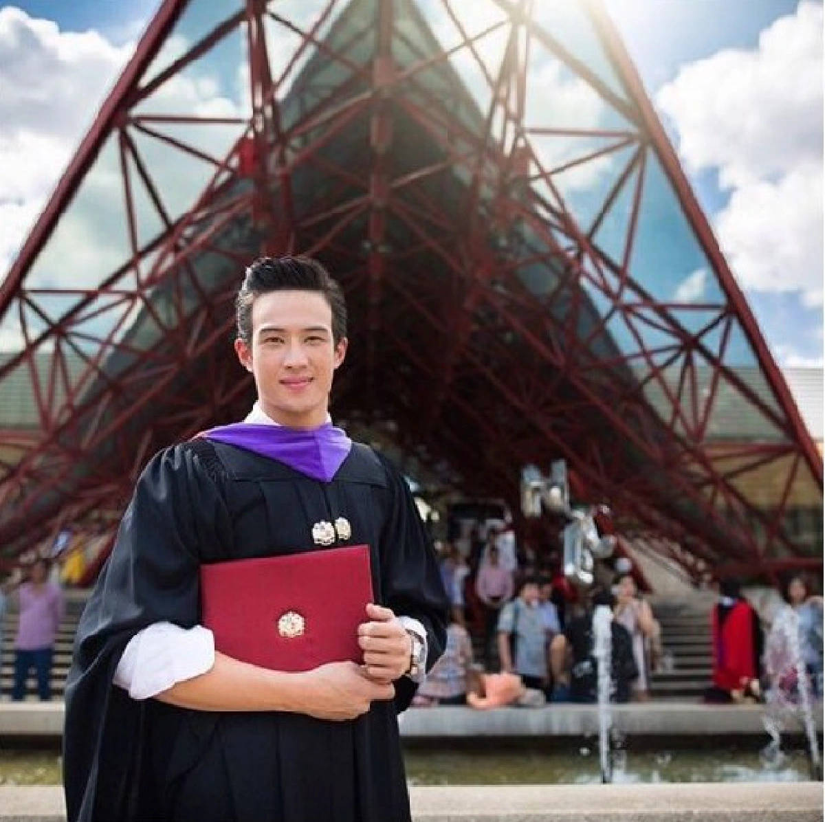 เจมส์ มาร์ โพสต์ซึ้งถึง เอ ศุภชัย หลังเข้ารับปริญญา