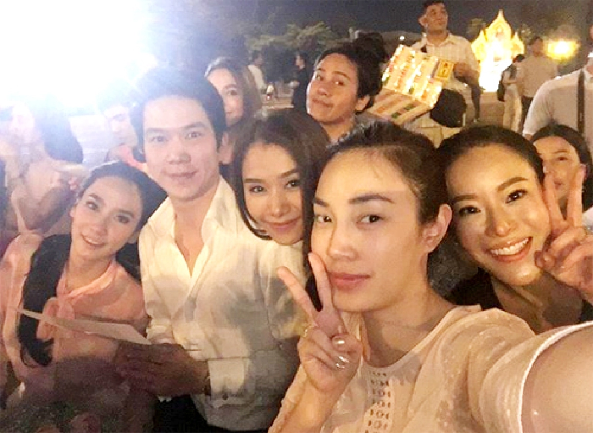 อั้ม ยกแก๊งเพื่อนไหว้ ร.5 ขอพรให้ ปอ หายป่วย