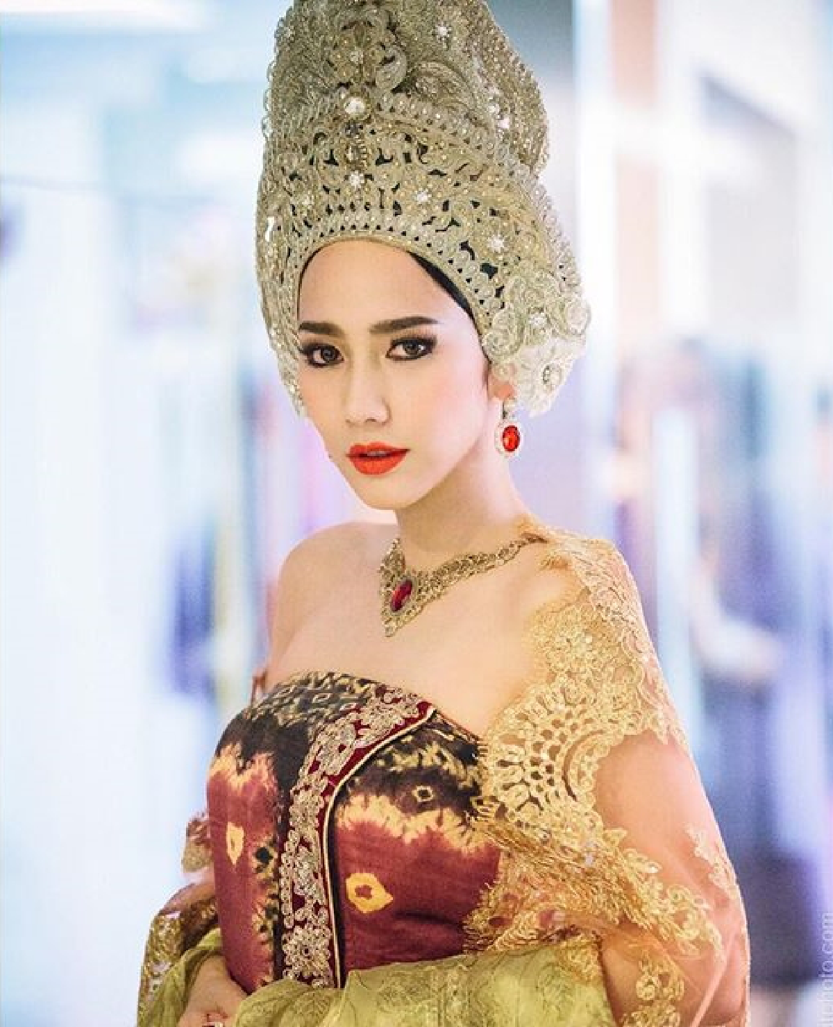 สวยทรงพลัง! อั้ม พัชราภา จัดเต็มบวงสรวงละคร"เพลิงพระนาง"