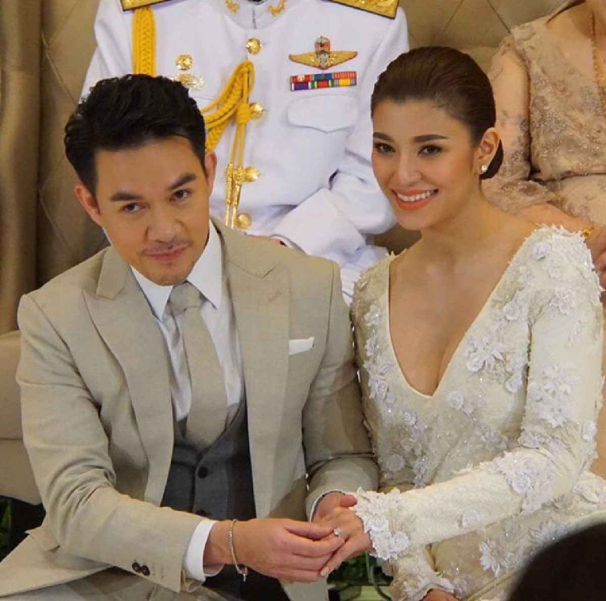 แต่งแล้ว!เอมมี่ ควง ไฮโซเจมส์ เข้าพิธีวิวาห์อลังการ