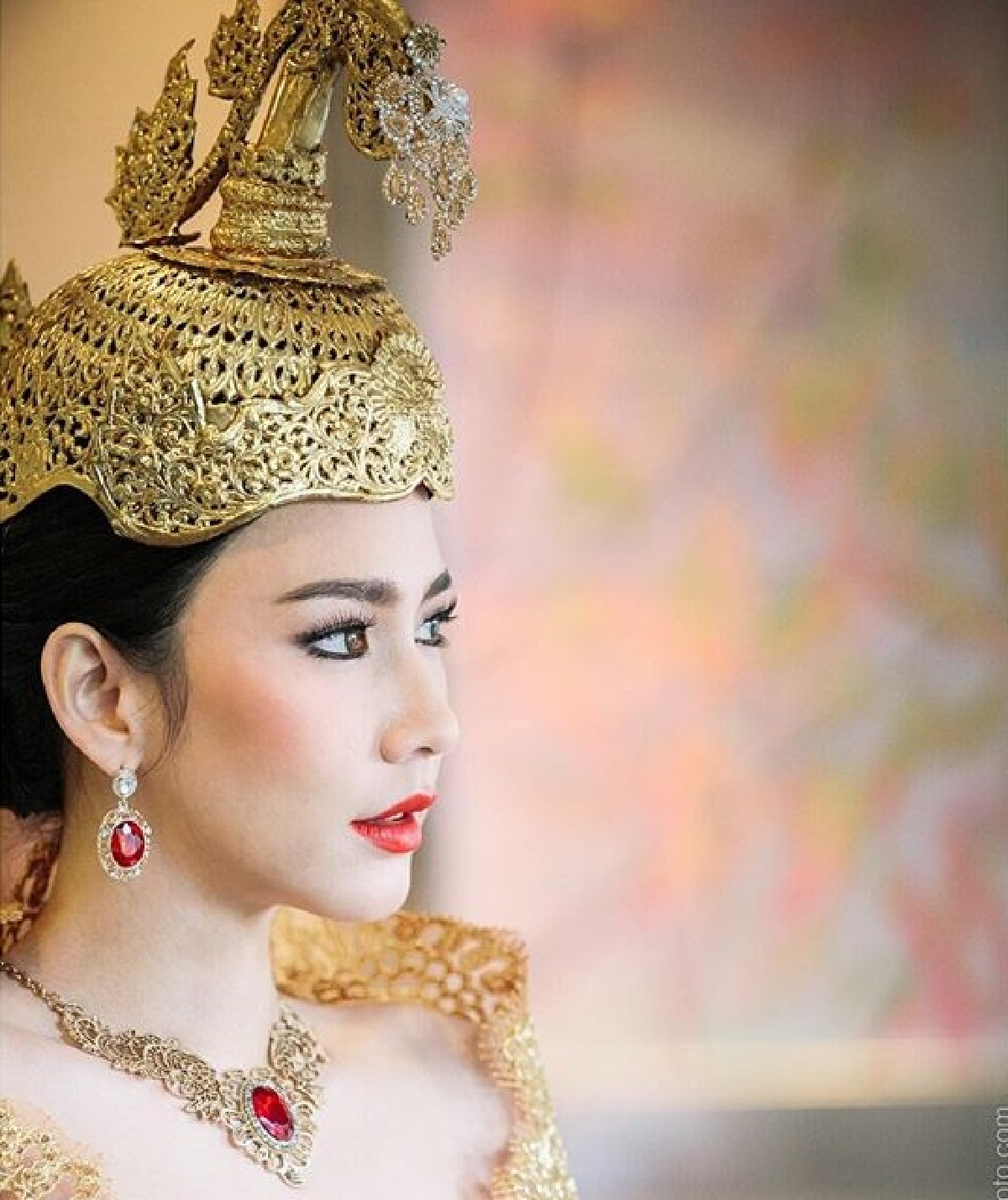 สวยทรงพลัง! อั้ม พัชราภา จัดเต็มบวงสรวงละคร"เพลิงพระนาง"