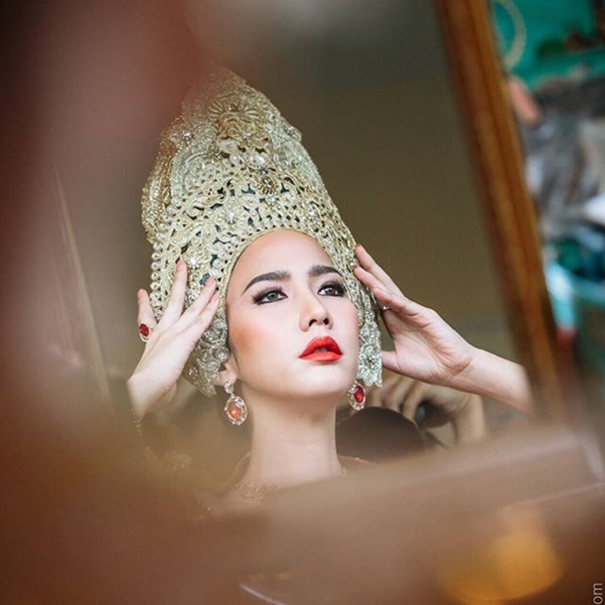 สวยทรงพลัง! อั้ม พัชราภา จัดเต็มบวงสรวงละคร"เพลิงพระนาง"