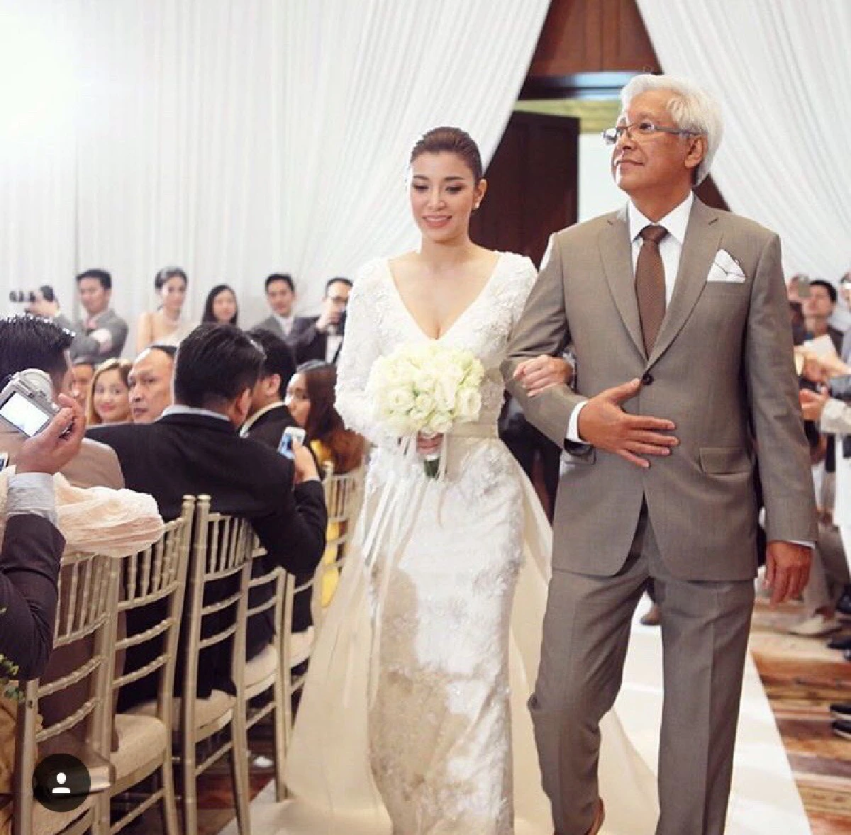 แต่งแล้ว!เอมมี่ ควง ไฮโซเจมส์ เข้าพิธีวิวาห์อลังการ