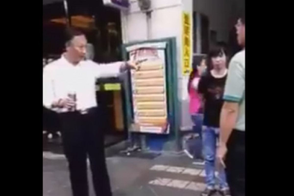 ซีอีโอจีนสั่งลงโทษ2พนง. หลังเตือนห้ามสูบบุหรี่แต่เจอสวนกลับว่า"อย่ายุ่ง!" ซีอีโอจีนสั่งลงโทษ2พนง. หลังเตือนห้ามสูบบุหรี่แต่เจอสวนกลับว่า"อย่ายุ่ง!"