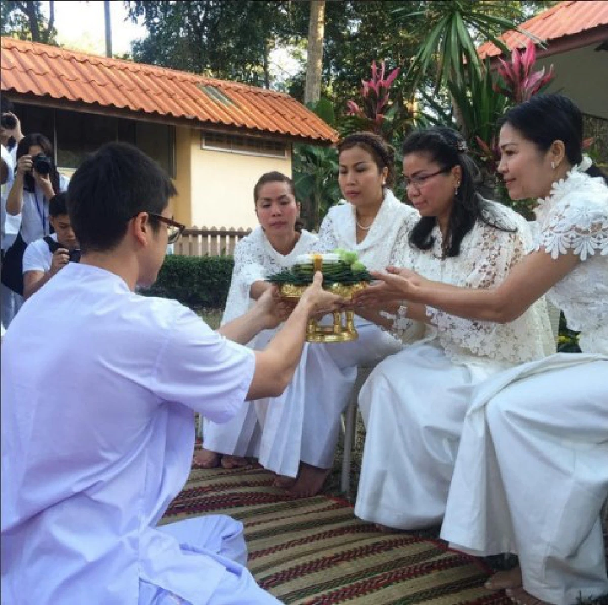 "ณเดชน์" ปลงผมเตรียมเข้าพิธีอุปสมบท 1ธ.ค.