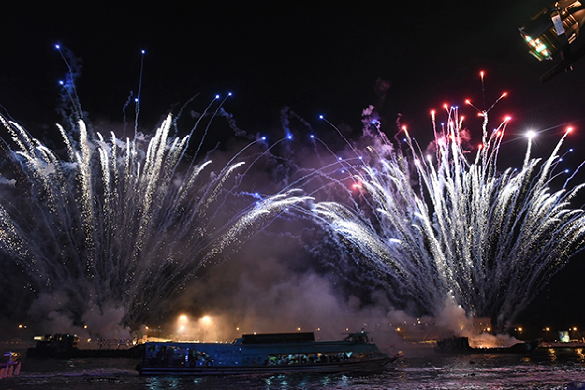เรือประดับไฟฟ้าไอคอนสยาม ความงามวิจิตร บนสายน้ำเจ้าพระยา
