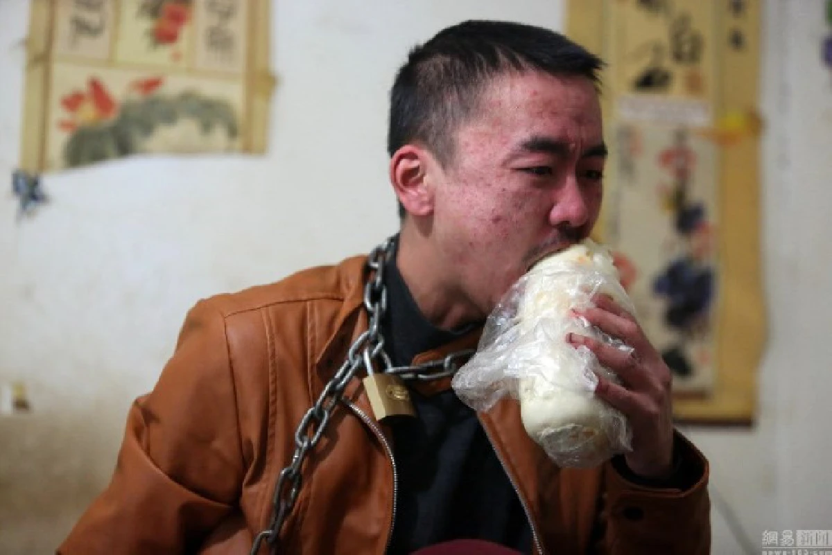 คนจริง!ชายจีนยอมล่ามโซ่ตัวเอง บำบัดอาการติดเหล้า