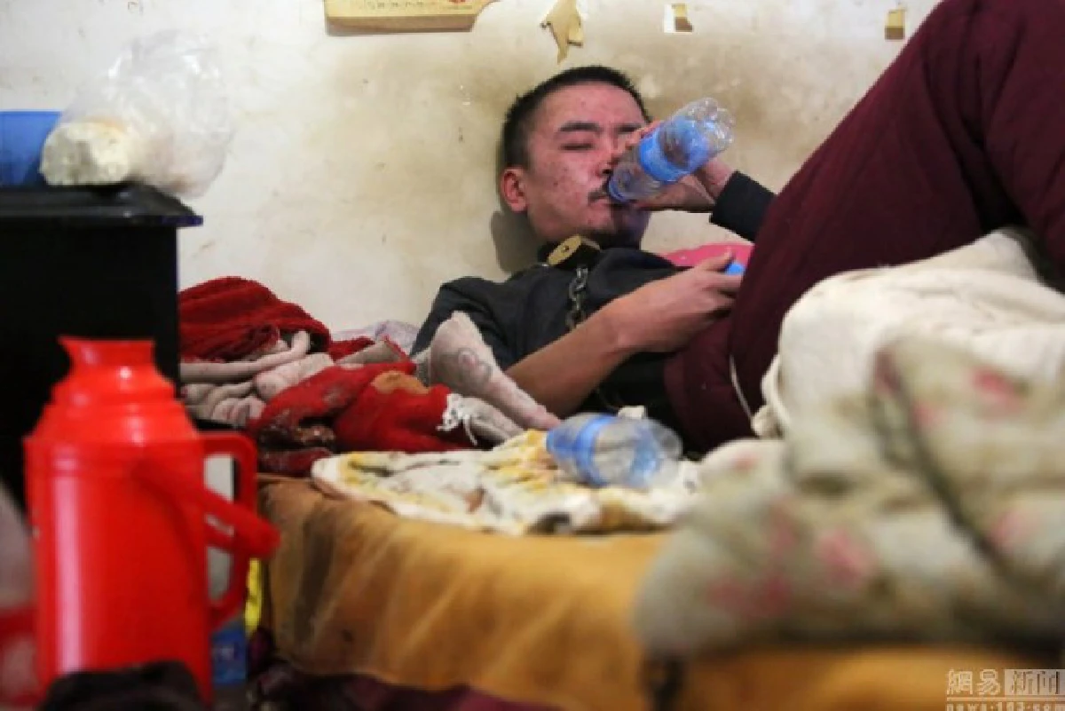 คนจริง!ชายจีนยอมล่ามโซ่ตัวเอง บำบัดอาการติดเหล้า