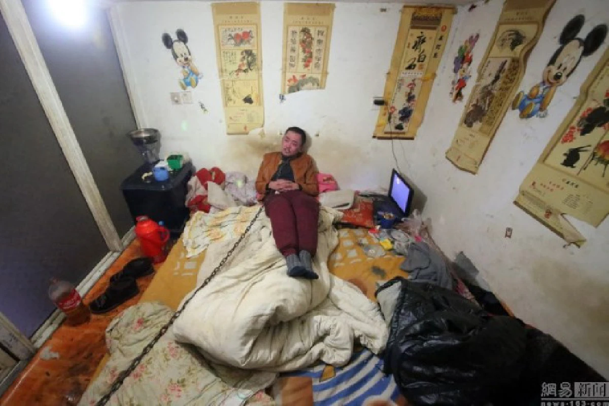 คนจริง!ชายจีนยอมล่ามโซ่ตัวเอง บำบัดอาการติดเหล้า